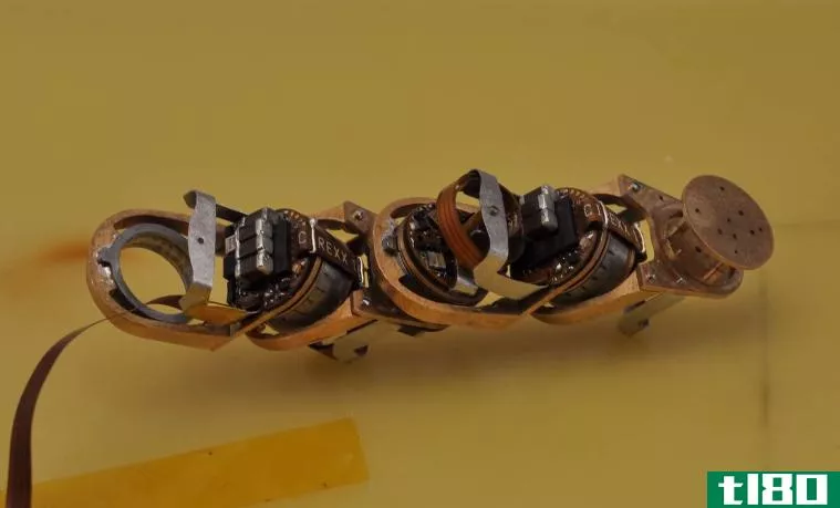 麻省理工学院的研究人员利用磁铁和马达制造出微小的变形机器人