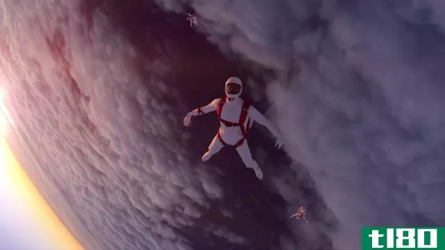 在令人惊叹的索尼广告中，跳伞者从云层上分享他们的观点