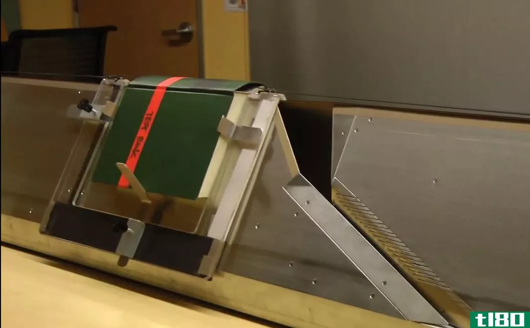 谷歌工程师用金属板和真空吸尘器制造出1500美元的翻页扫描仪
