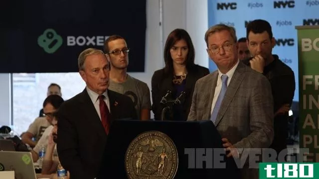 埃里克·施密特路过纽约市，和市长一起在硅巷欢呼