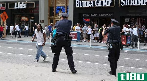 时代广场枪击案中没收的手机再次引发对警察拍照的争论