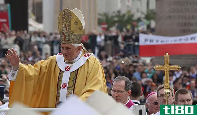 pope使用ipad从@pontifex账户推特上发布第一条祝福