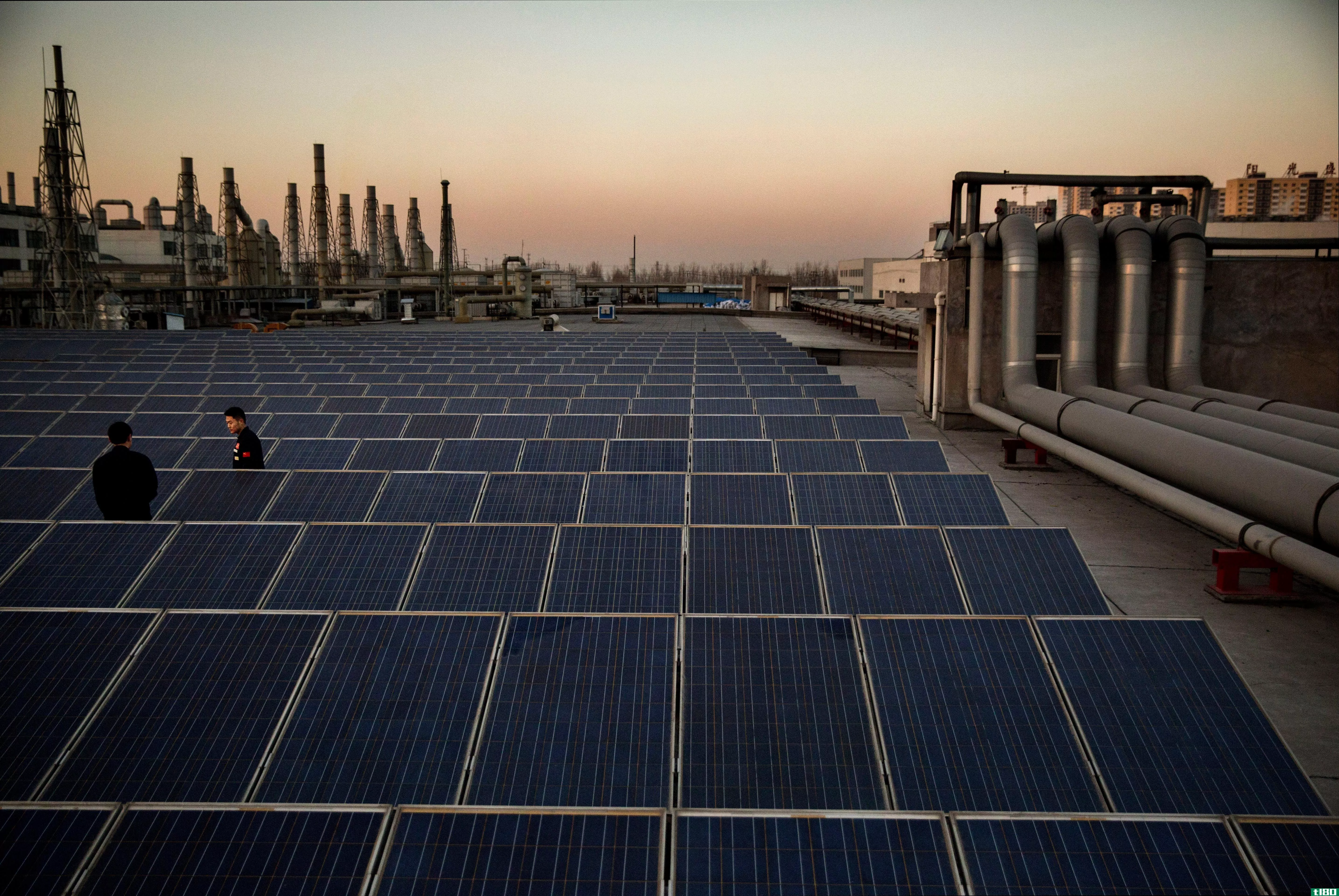 苹果公司正在投资8.5亿美元建造一个巨大的太阳能发电场，为其新总部供电