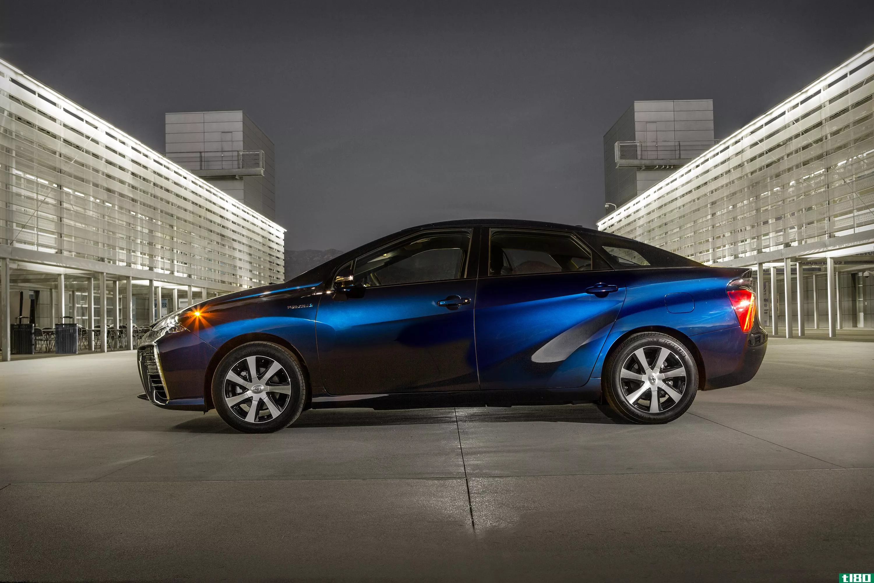丰田新的氢动力mirai轿车将于明年上市，售价为57500美元