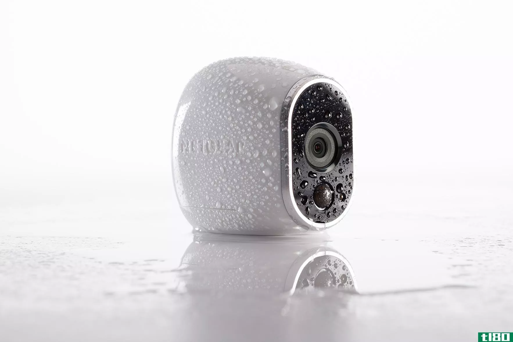 netgear的爱洛是一款防风雨高清摄像头，用于监视您的家