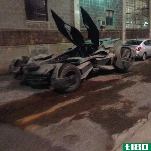 蝙蝠侠v的新蝙蝠车。“超人”已经被充分揭示