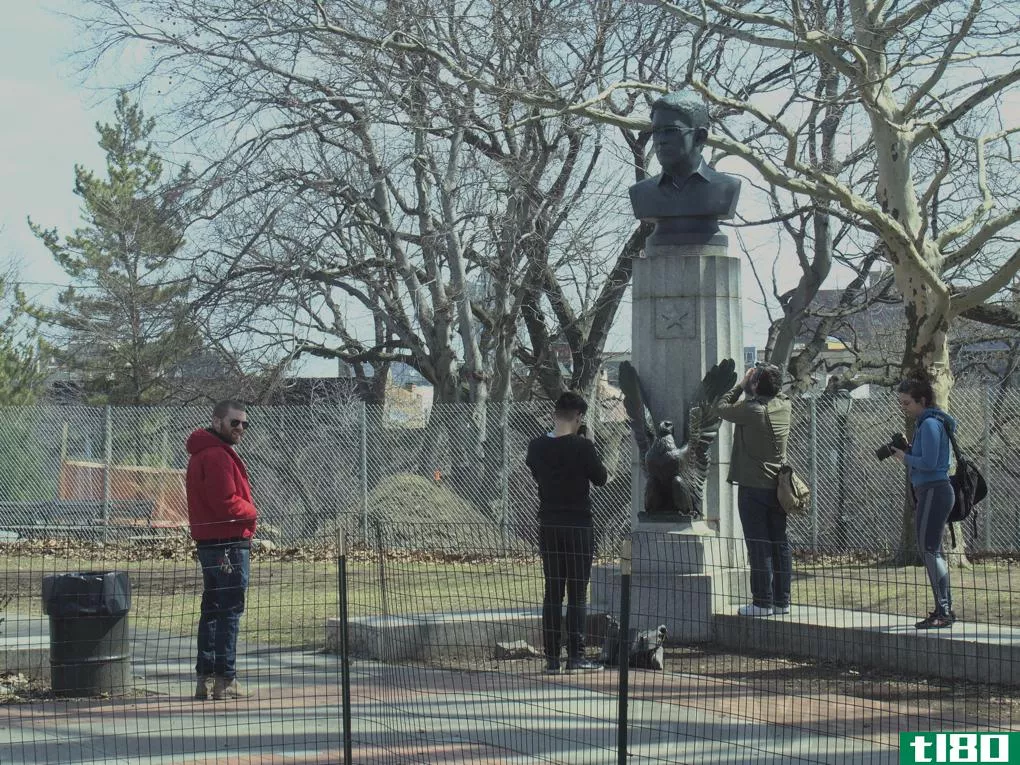 一位叛变的雕塑家在布鲁克林的一个公园里安装了爱德华·斯诺登的半身像