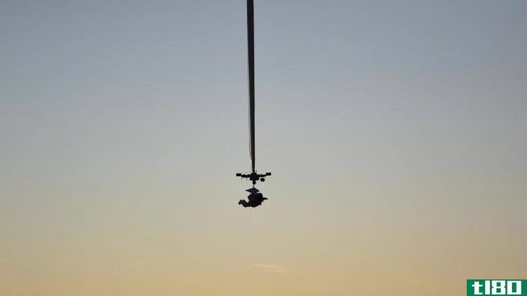 谷歌副总裁的135908英尺跳伞打破了世界最高自由落体跳伞纪录