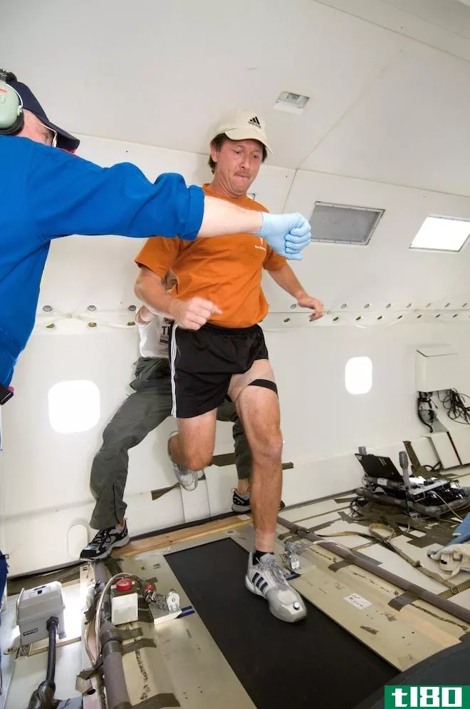 美国宇航局宇航员测试人类在月球上的运行速度