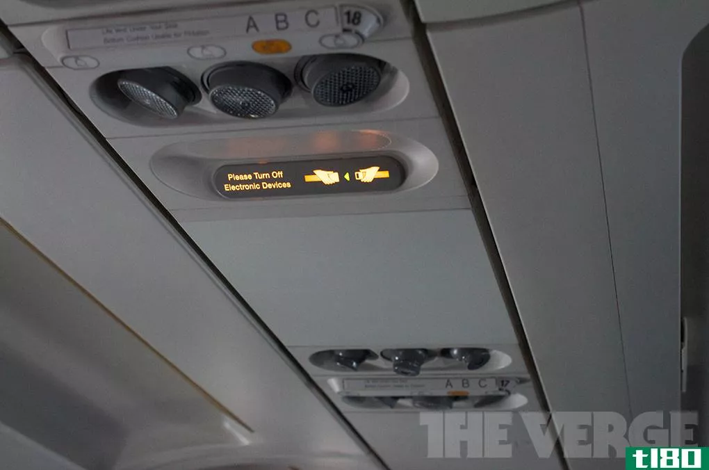 空姐们想在起飞时再次禁止使用电子设备