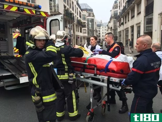 持枪歹徒在法国讽刺杂志办公室杀死12人