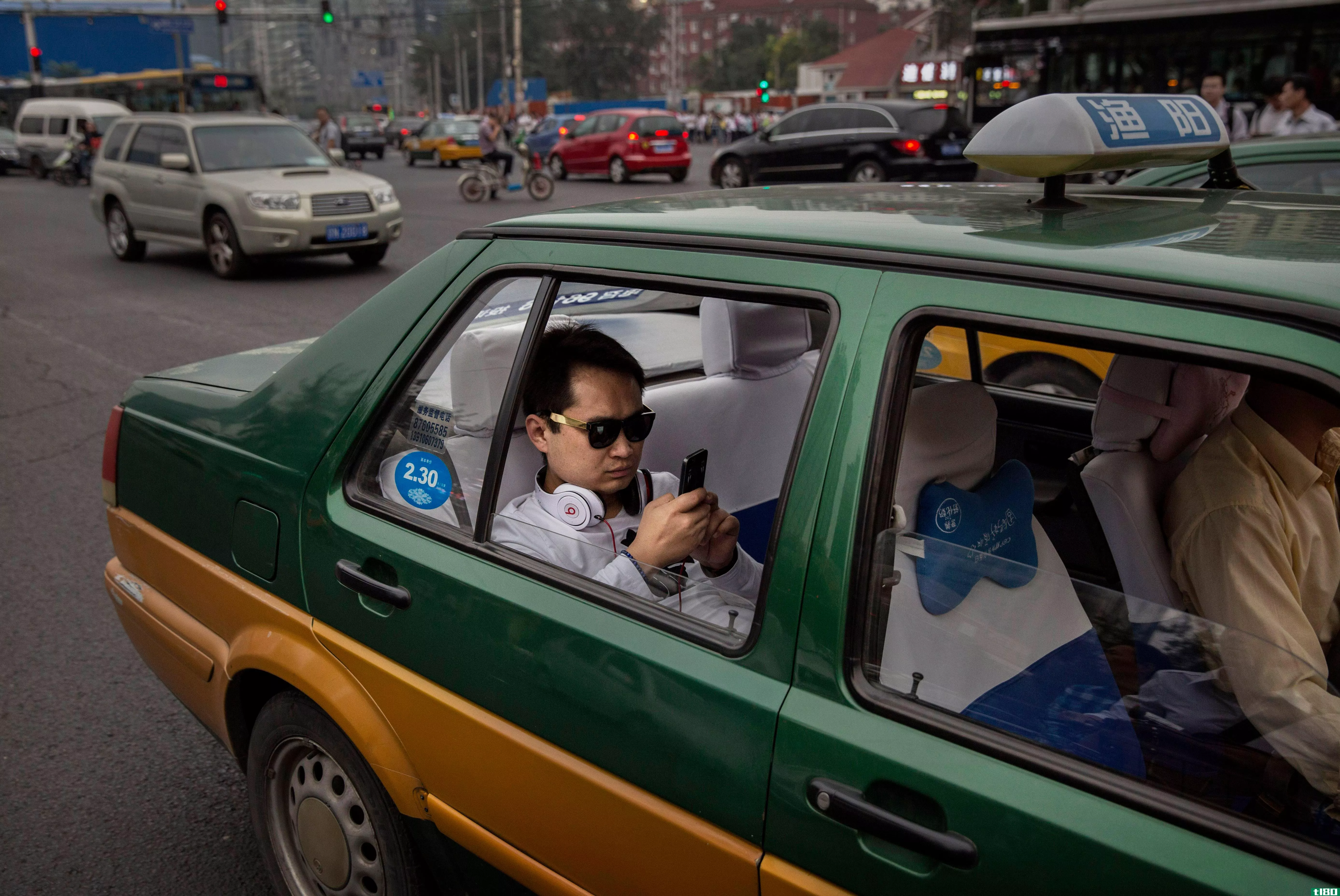 中国严厉打击uber等出租车应用，禁止无证汽车和司机