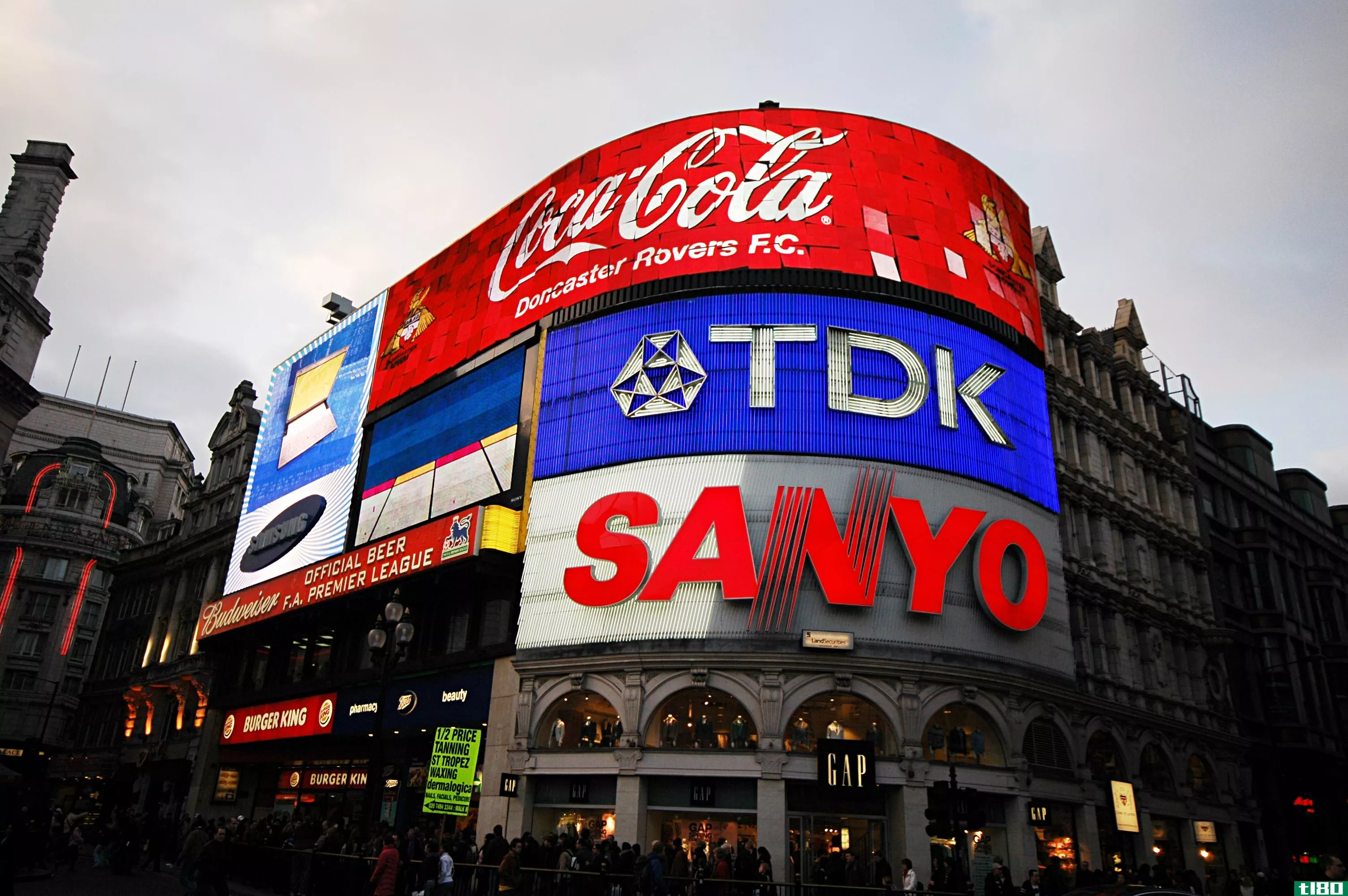 最后一家日本公司离开了伦敦标志性的皮卡迪利马戏团广告牌