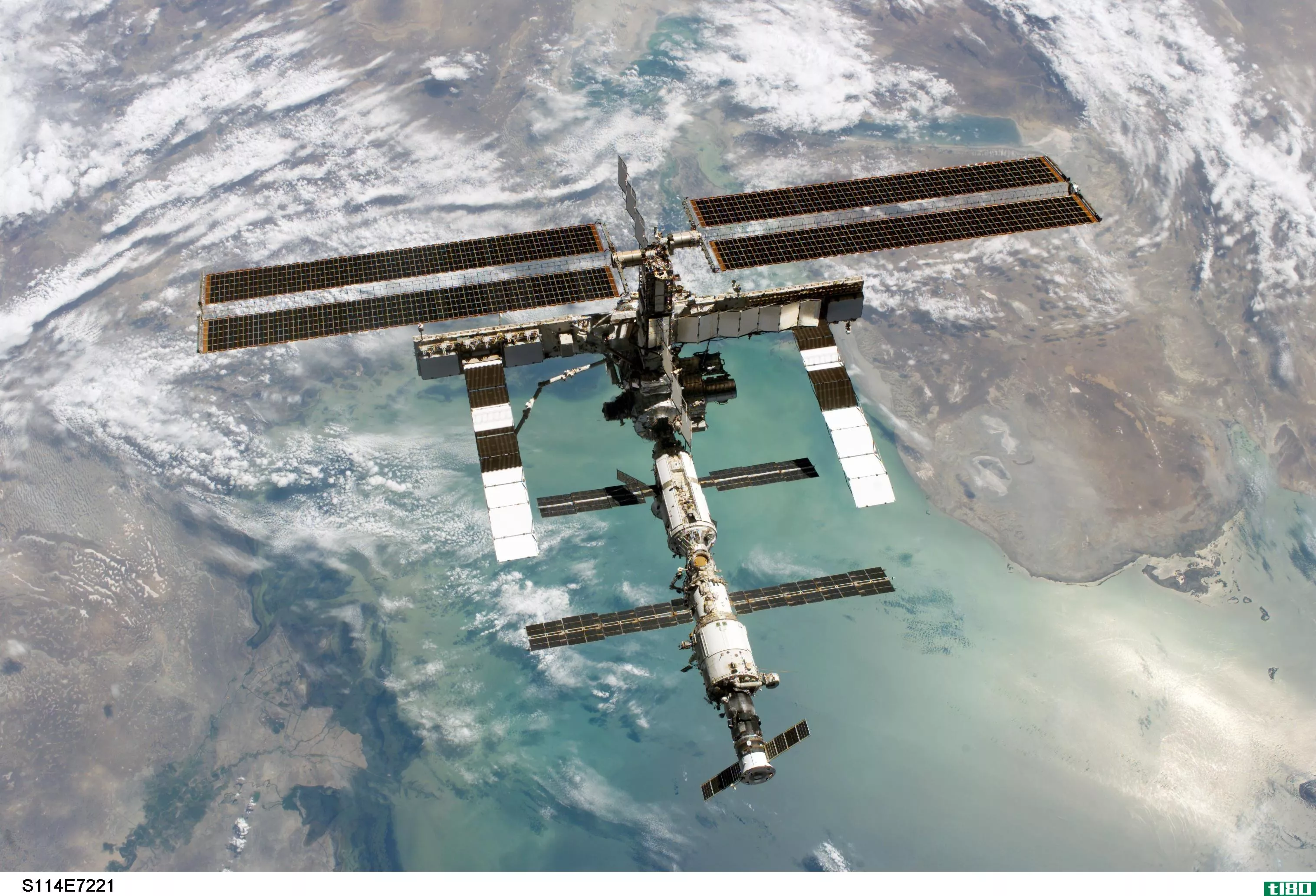 波音公司和spacex公司获得了美国宇航局的合同，将宇航员送往国际空间站