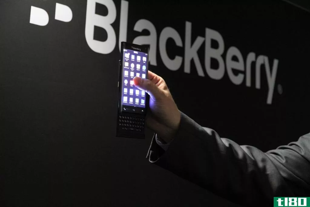 黑莓计划今年推出一款滑动式“双曲线显示”手机
