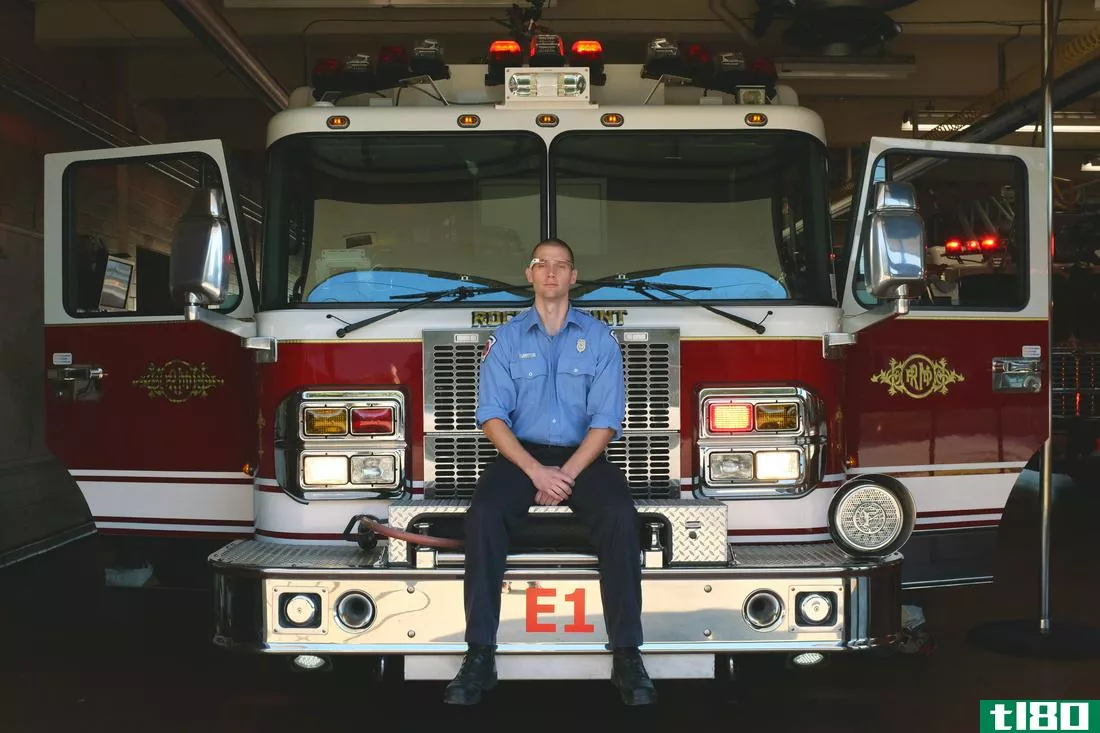 一名来自北卡罗来纳州的消防员正在为谷歌眼镜（googleglass）编写应用程序，以使他的工作更安全