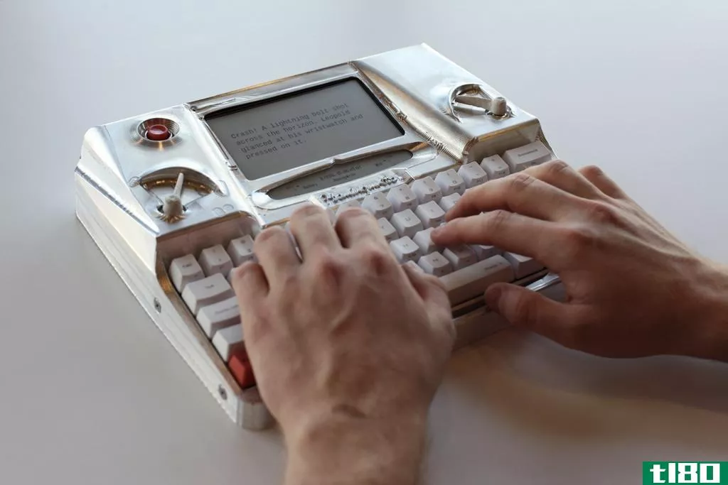 我恨我自己喜欢海明威的高科技打字机