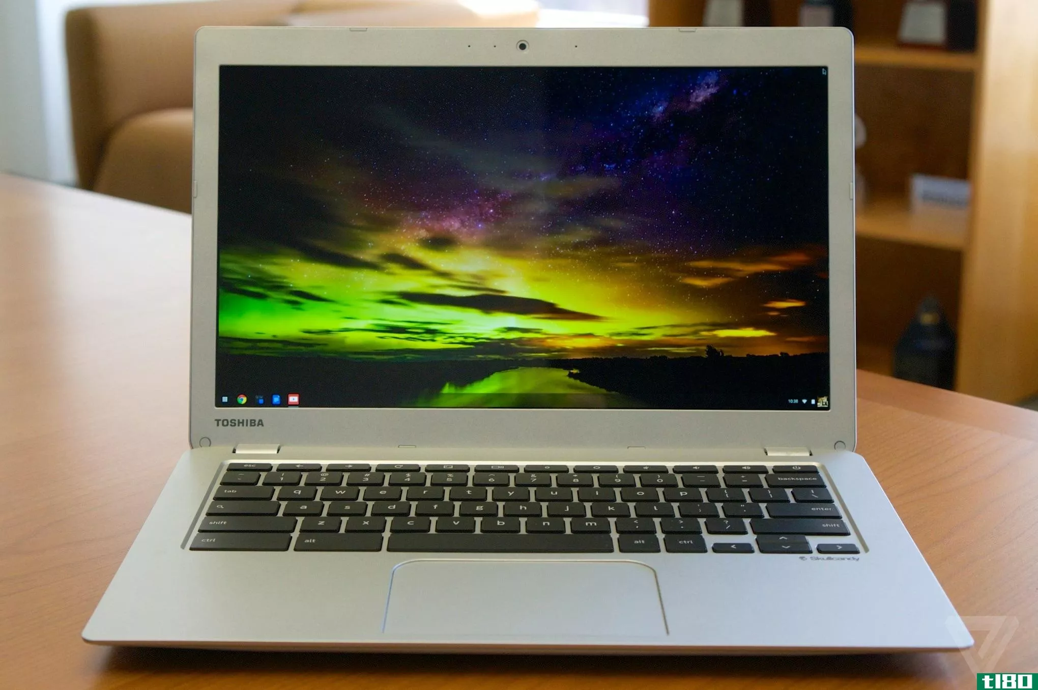 东芝的Chromebook2增加了1080p屏幕，减少了尺寸和重量