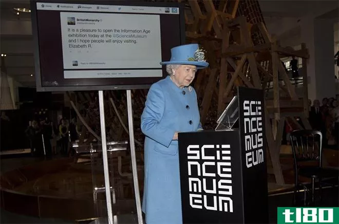 英国女王伊丽莎白二世发出她的第一条推特，还是她？