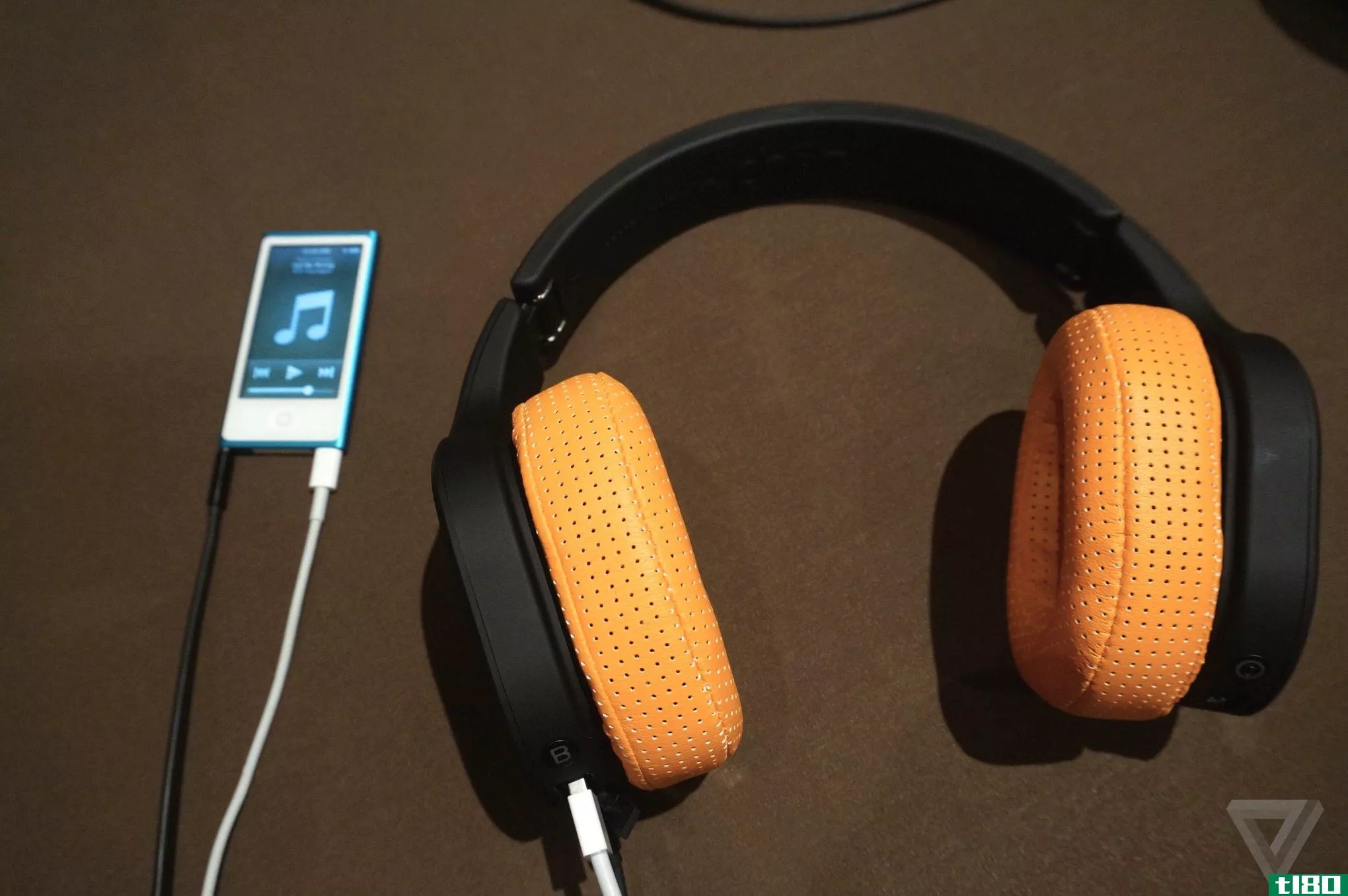 phaz的耳机可以在你听音乐的时候给你的智能**充电