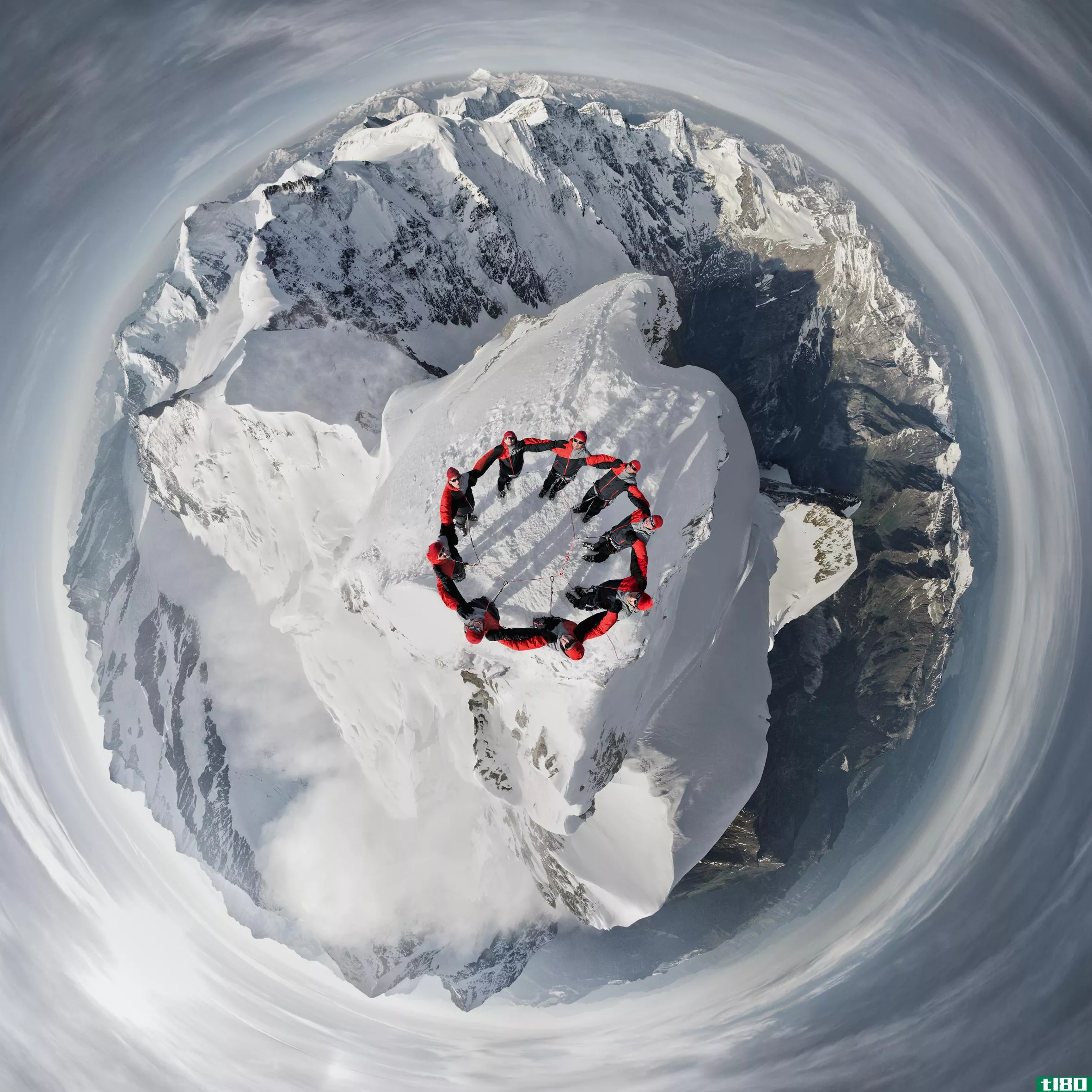 无人机把一座山变成了一个摄影雪球
