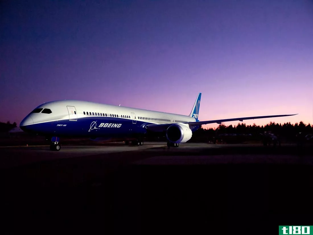 冒烟的波音787梦幻客机电池在日本引发警报