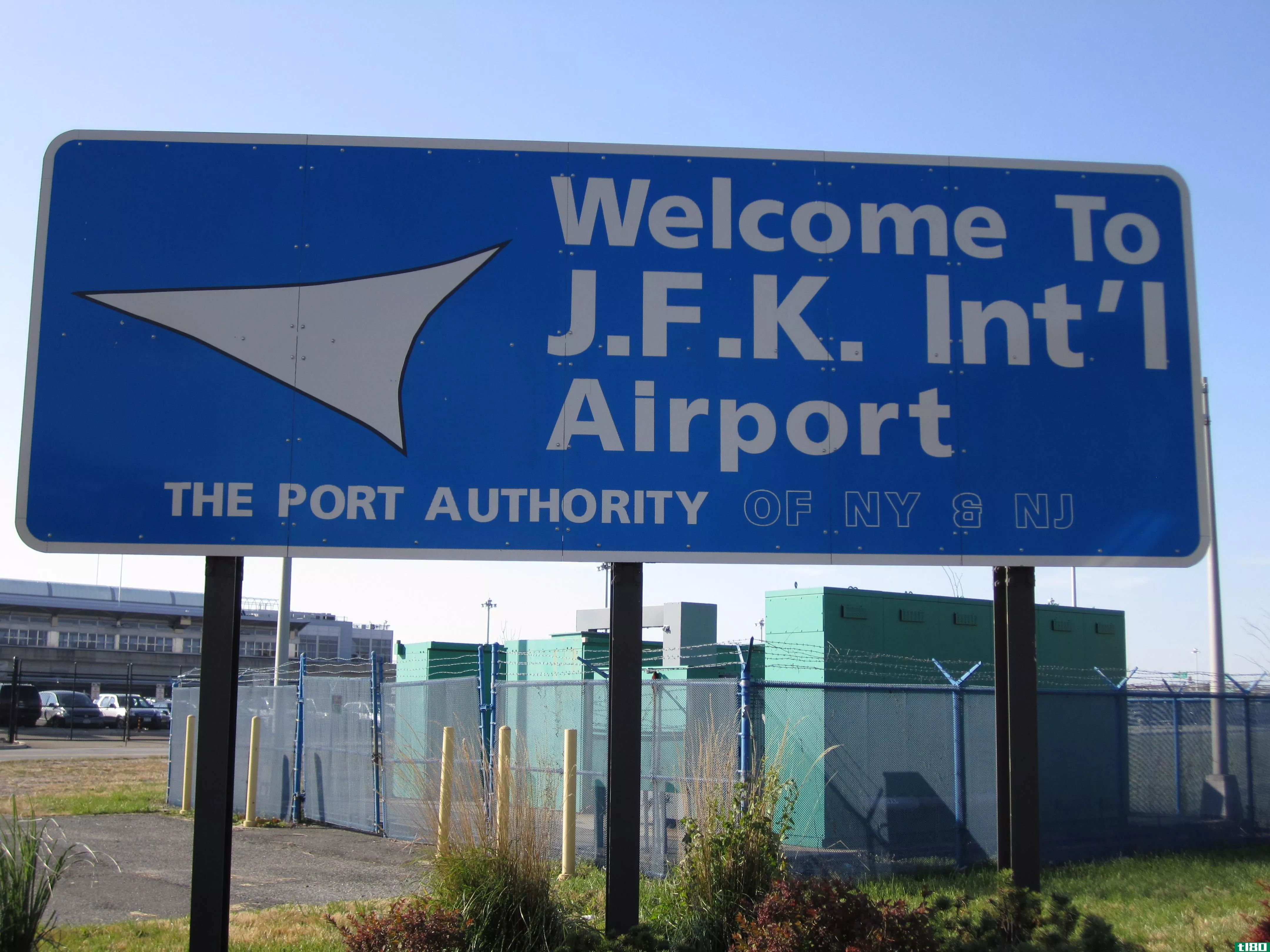 目前，来自埃博拉疫区国家的旅客只能在美国5个机场登机