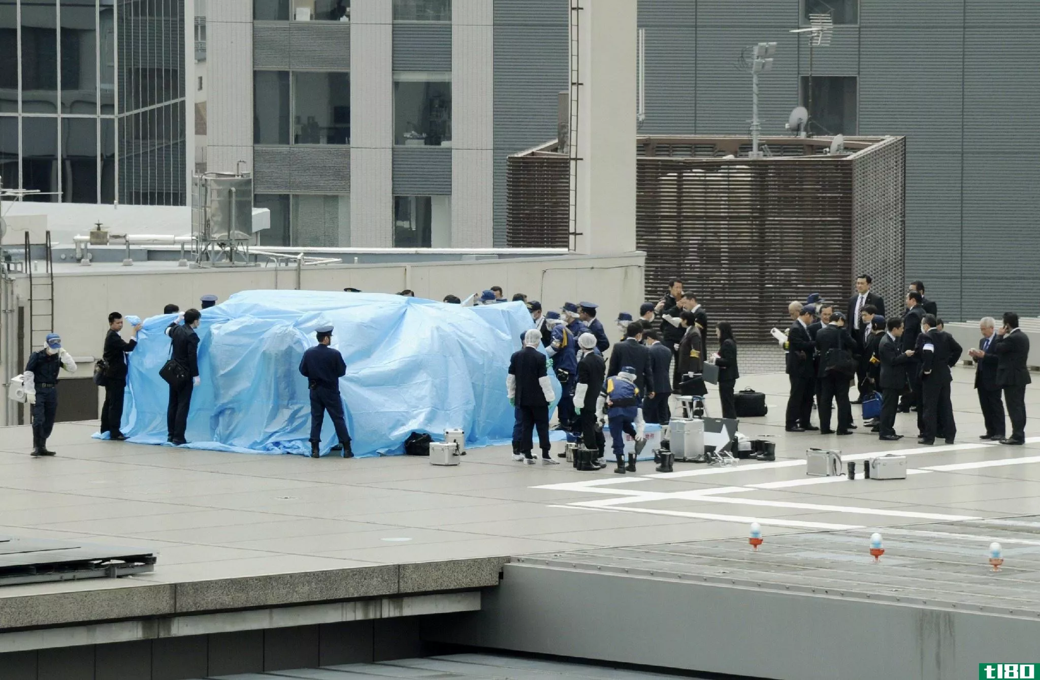 日本首相府降落无人机，上面有辐射标志