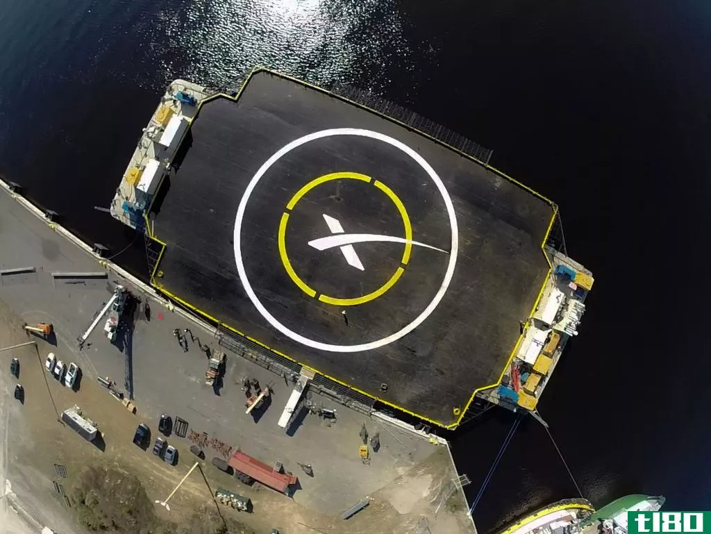 spacex将尝试在这艘浮动驳船上降落一枚14层楼高的火箭