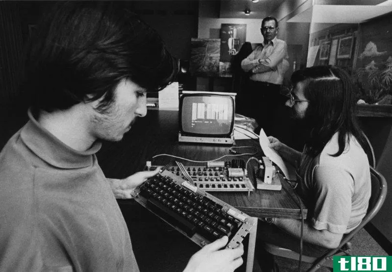 由史蒂夫·乔布斯亲自出售的苹果1号电脑在拍卖会上可以卖到100万美元