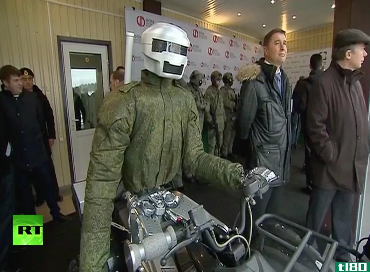 看着悲伤的弗拉基米尔·普京渴望地凝视着机器人驱动的亚视