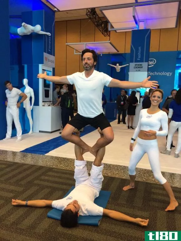 这张谢尔盖·布林在英特尔大会上做瑜伽的照片一点也不奇怪