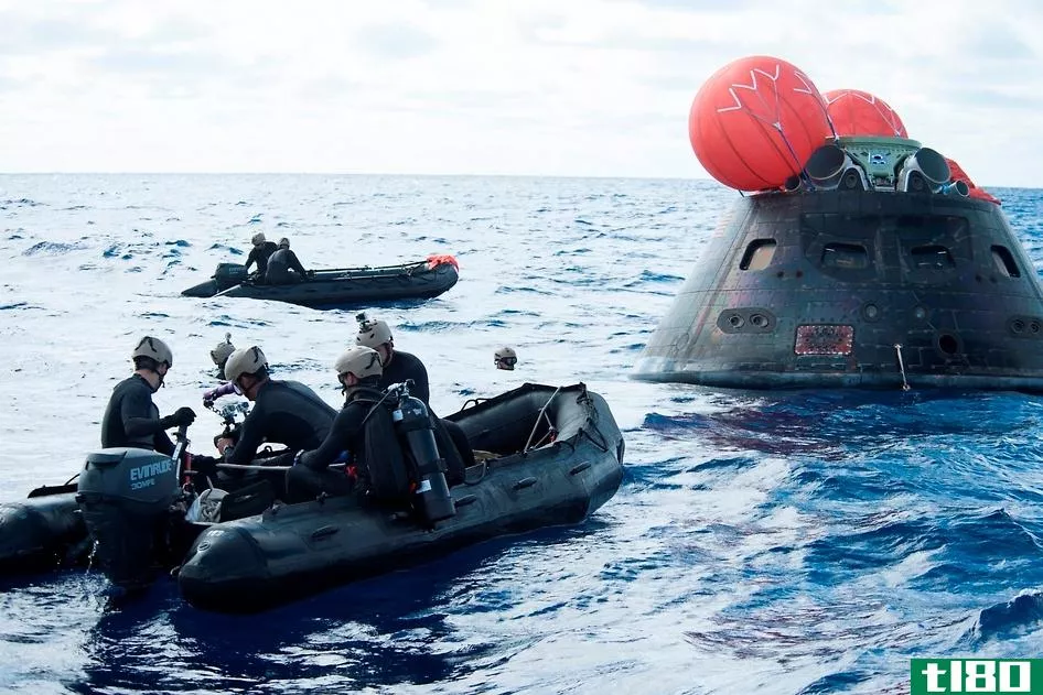 海军从海洋中取回猎户座，并将其带回美国宇航局
