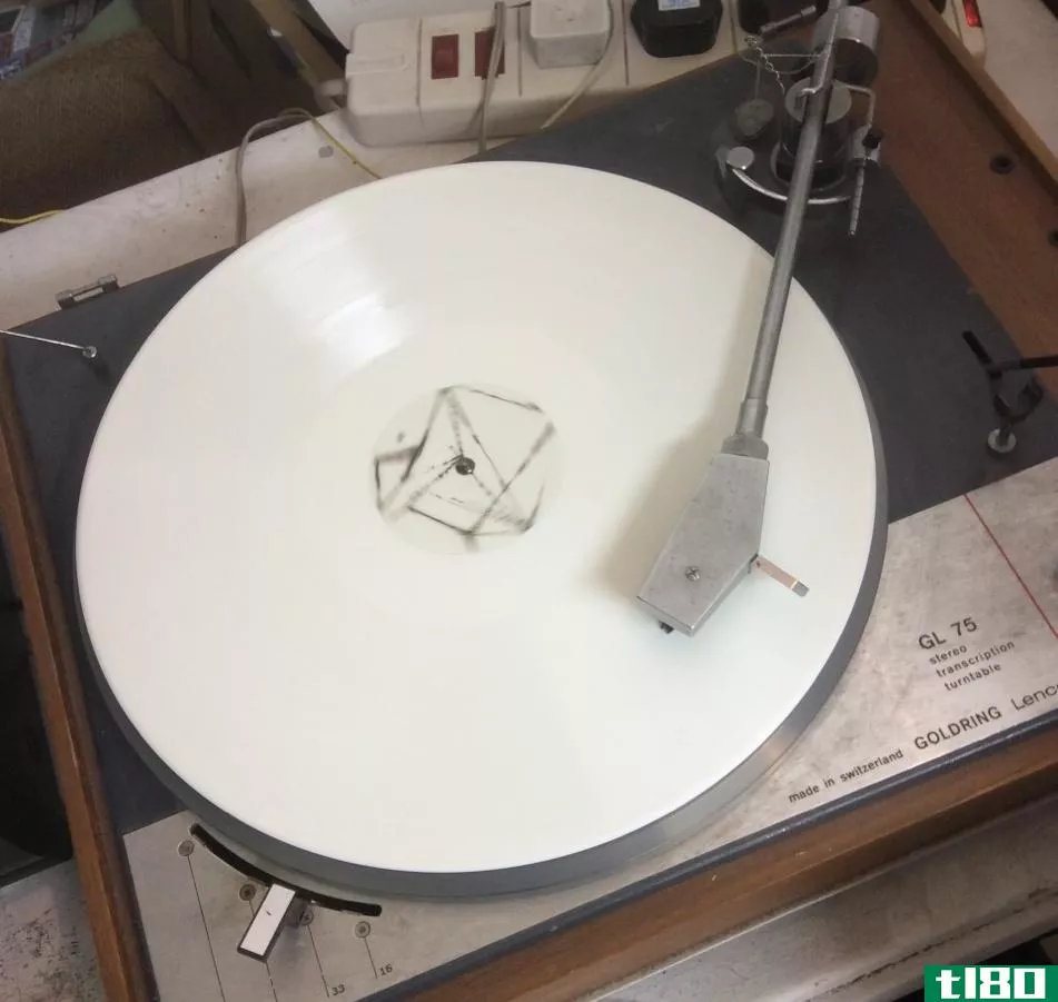 radiohead的ThomYorke用神秘的白色乙烯基唱片的照片取笑他的粉丝