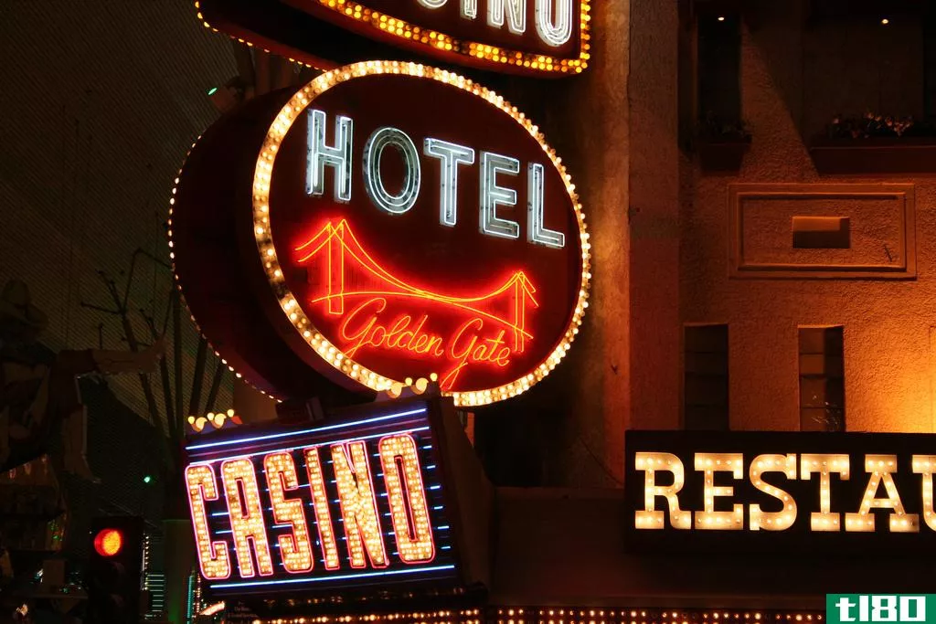 现在拉斯维加斯的两家赌场酒店都接受比特币，但您仍然需要美元来赌博