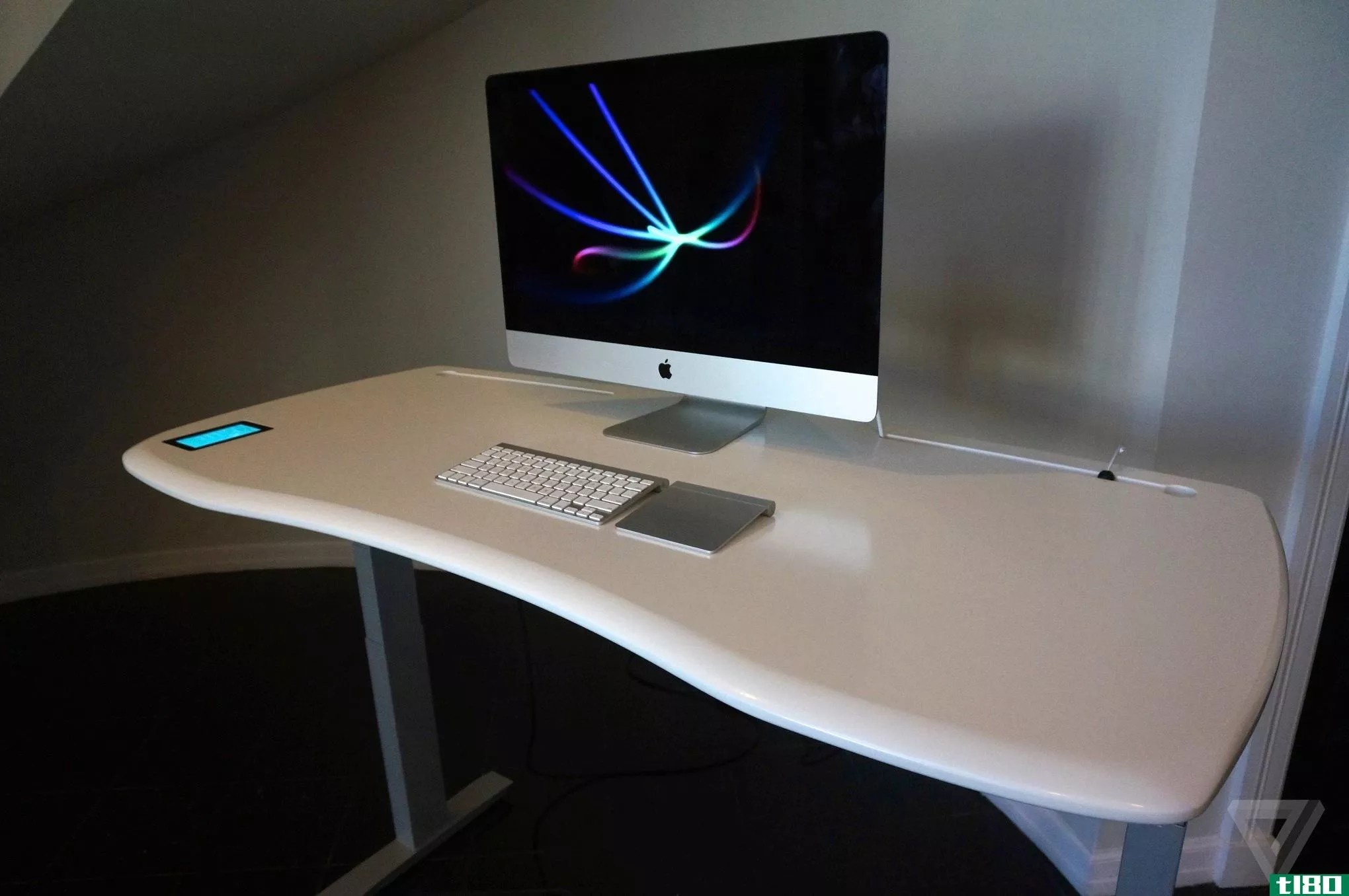 stir m1是一款更智能、曲线更优美、价格更低的豪华立式办公桌