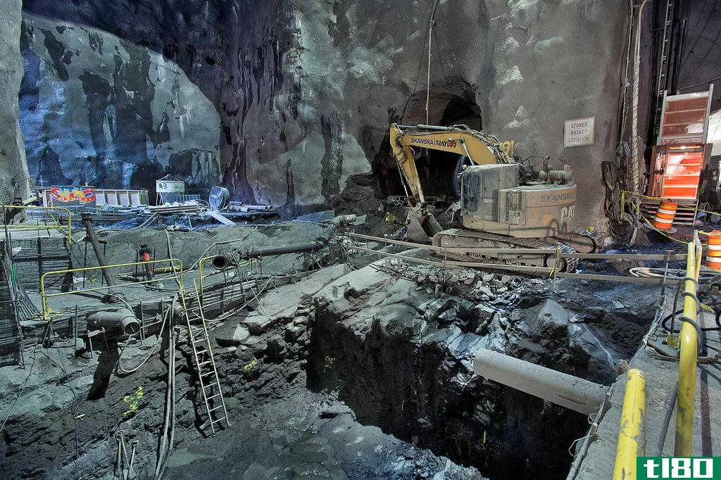 看建筑工人在曼哈顿下挖洞建一条新的地铁线路