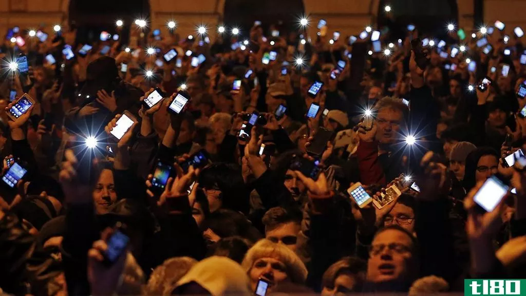 大规模抗议说服匈牙利政府放弃互联网税收计划
