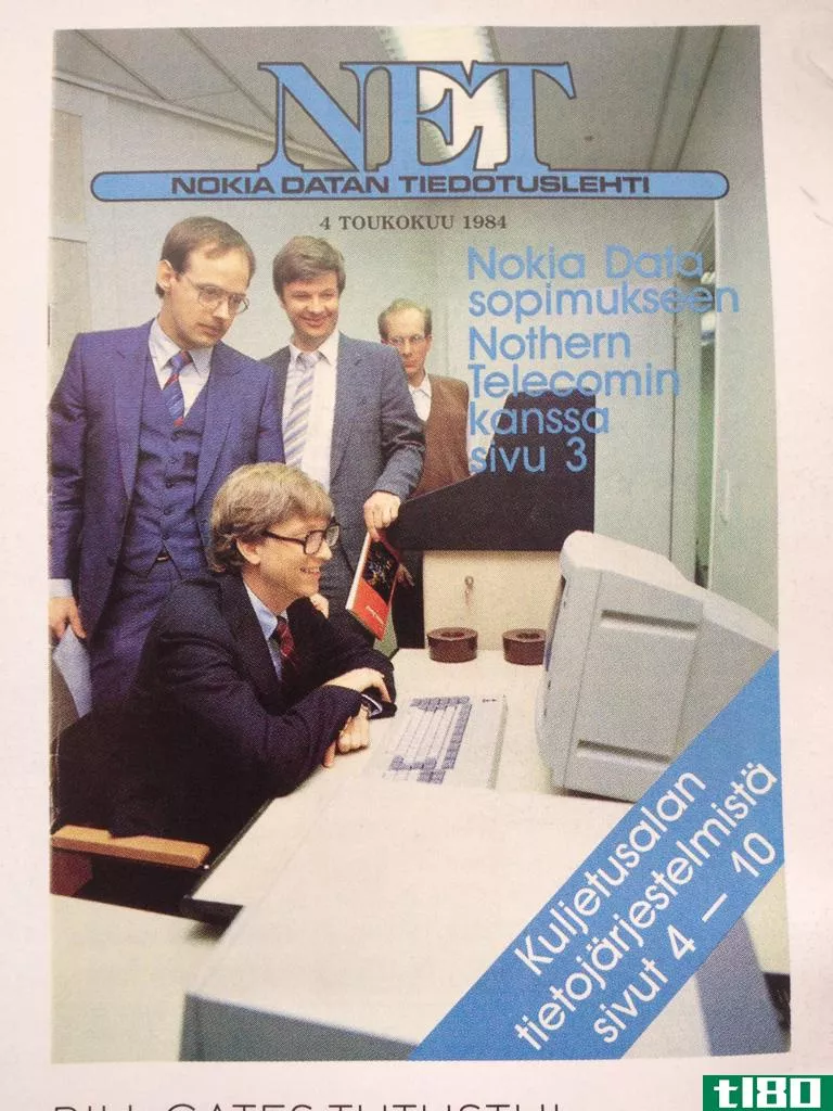 30年前，比尔·盖茨正在查看诺基亚最新的台式电脑