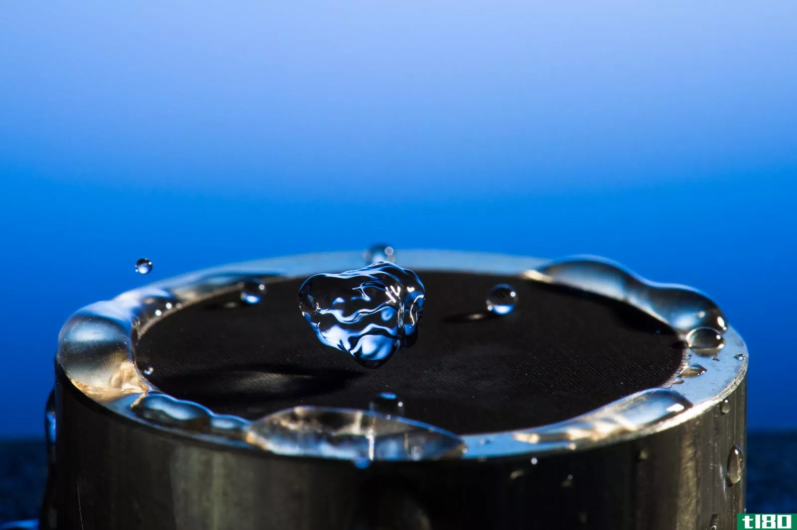 科学家利用激光使金属具有超强的防水性