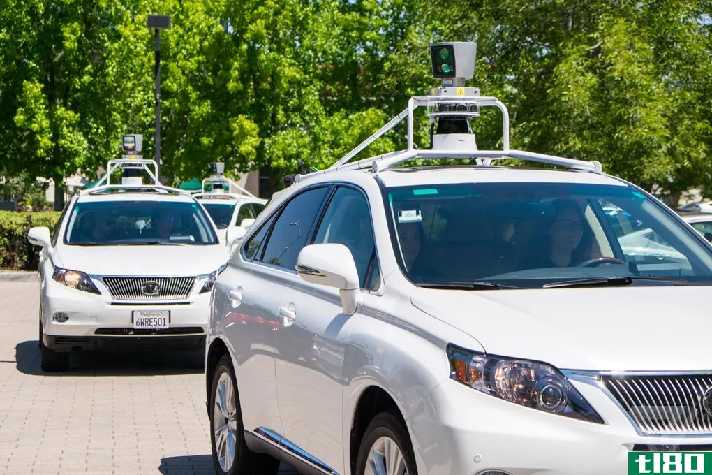 谷歌的自动驾驶汽车和其他汽车在加州获得驾驶许可