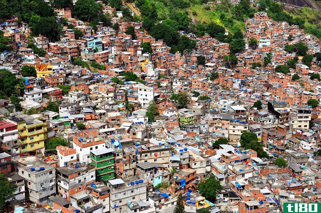 私人邮递员正在手工绘制巴西贫民窟的地图，因为谷歌地图不能