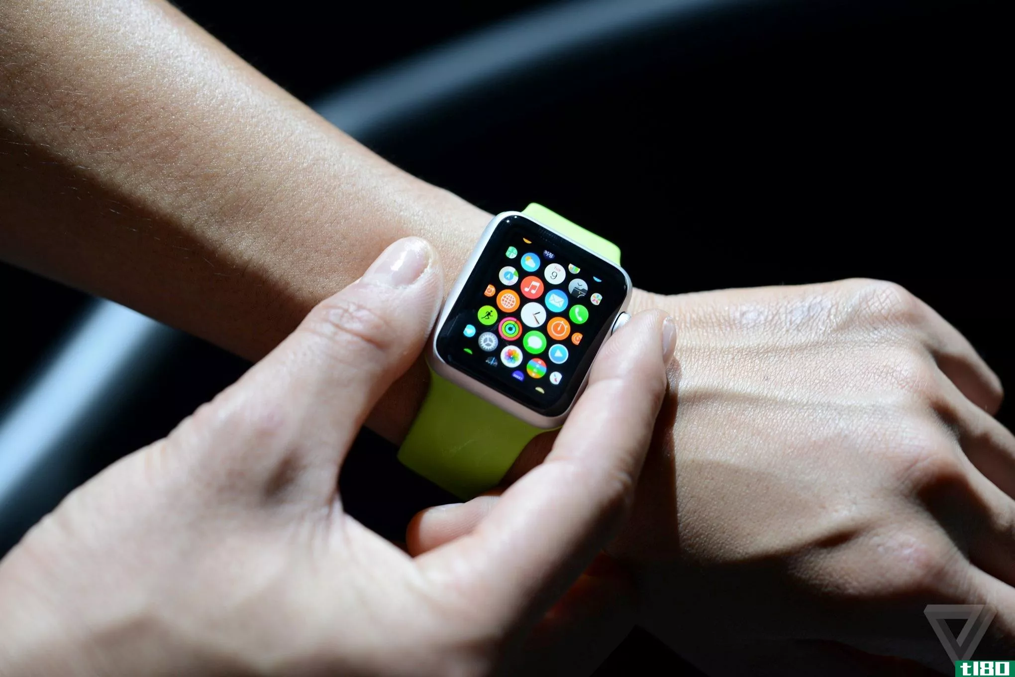 苹果手表开始了一种iphone，带着尼龙搭扣