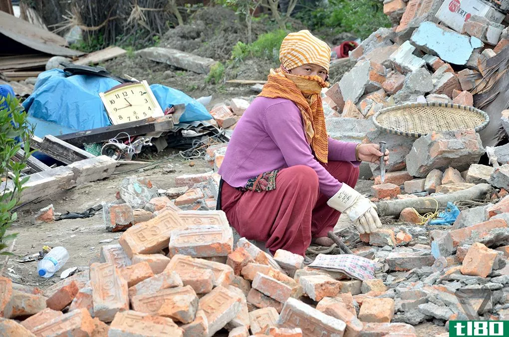 在没有政府帮助的情况下，尼泊尔农村居民试图躲过一场毁灭性的地震