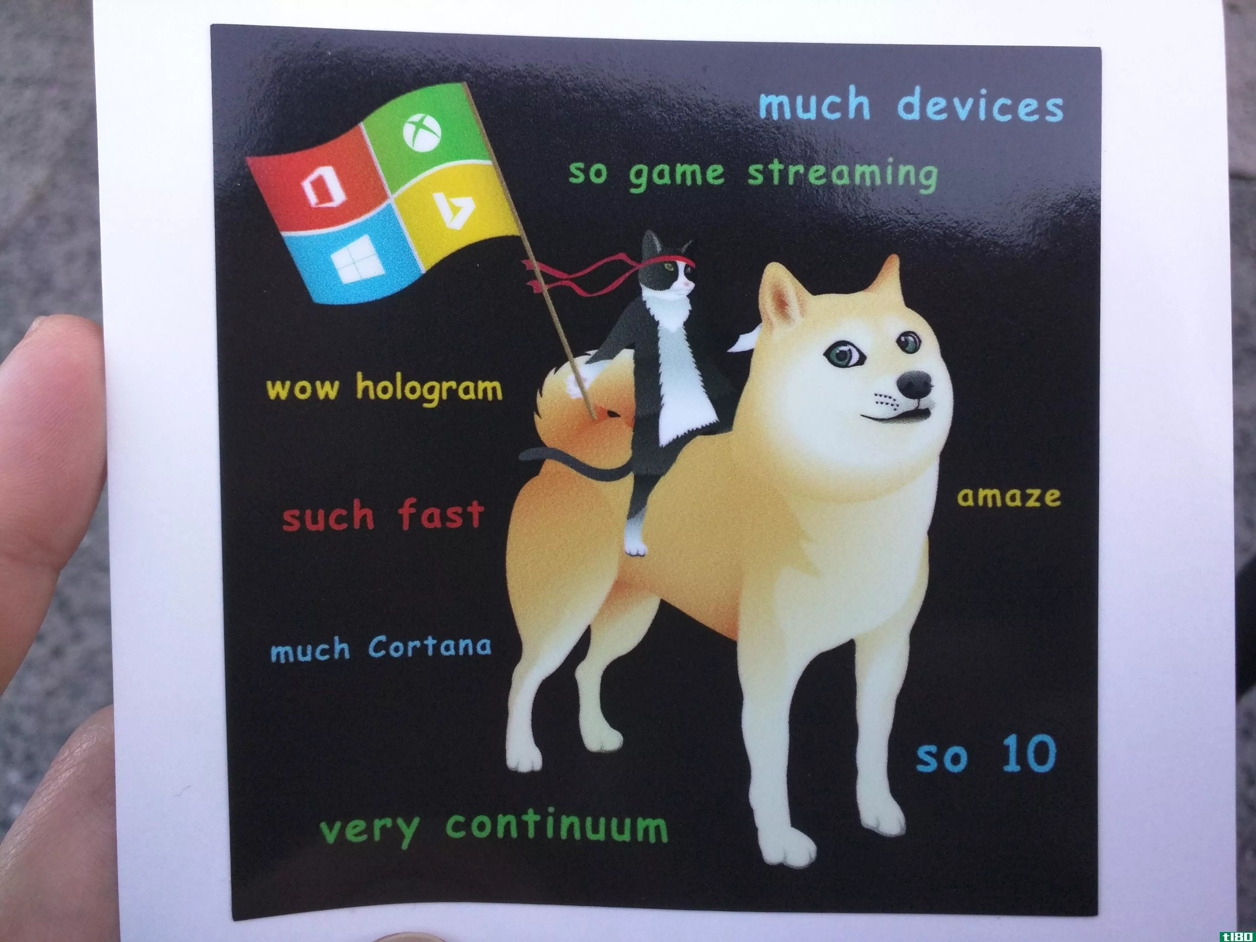 微软用忍者猫骑狗的贴纸宣传Windows10