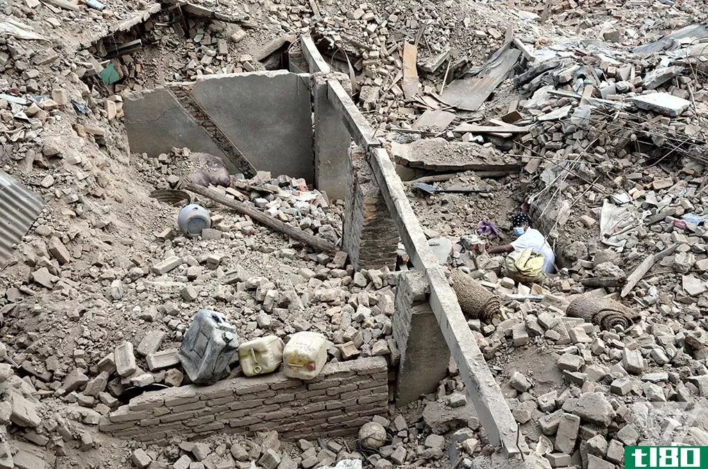 在没有**帮助的情况下，尼泊尔农村居民试图躲过一场毁灭性的地震