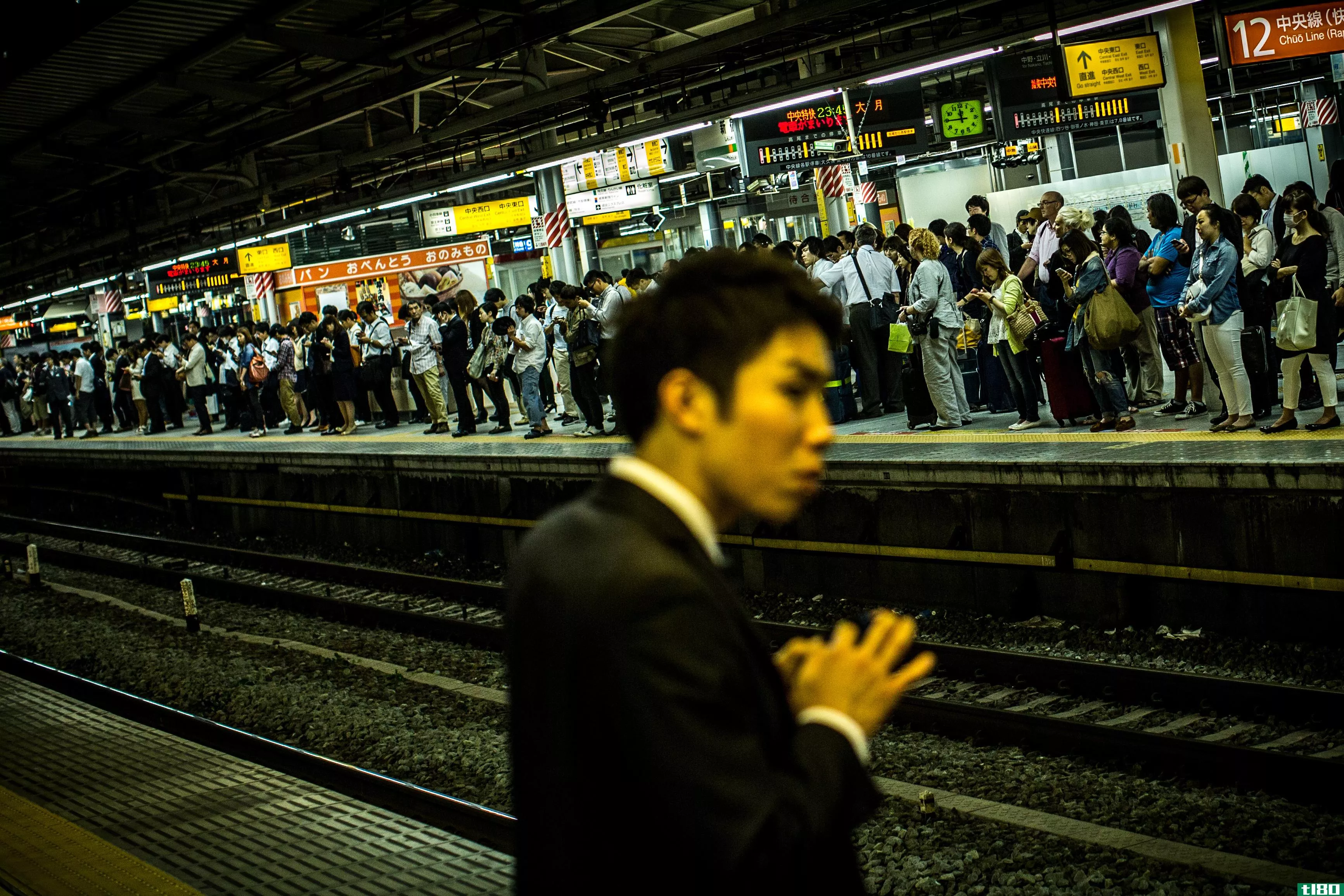 日本铁路摄像机自动发现醉酒的通勤者以挽救他们的生命