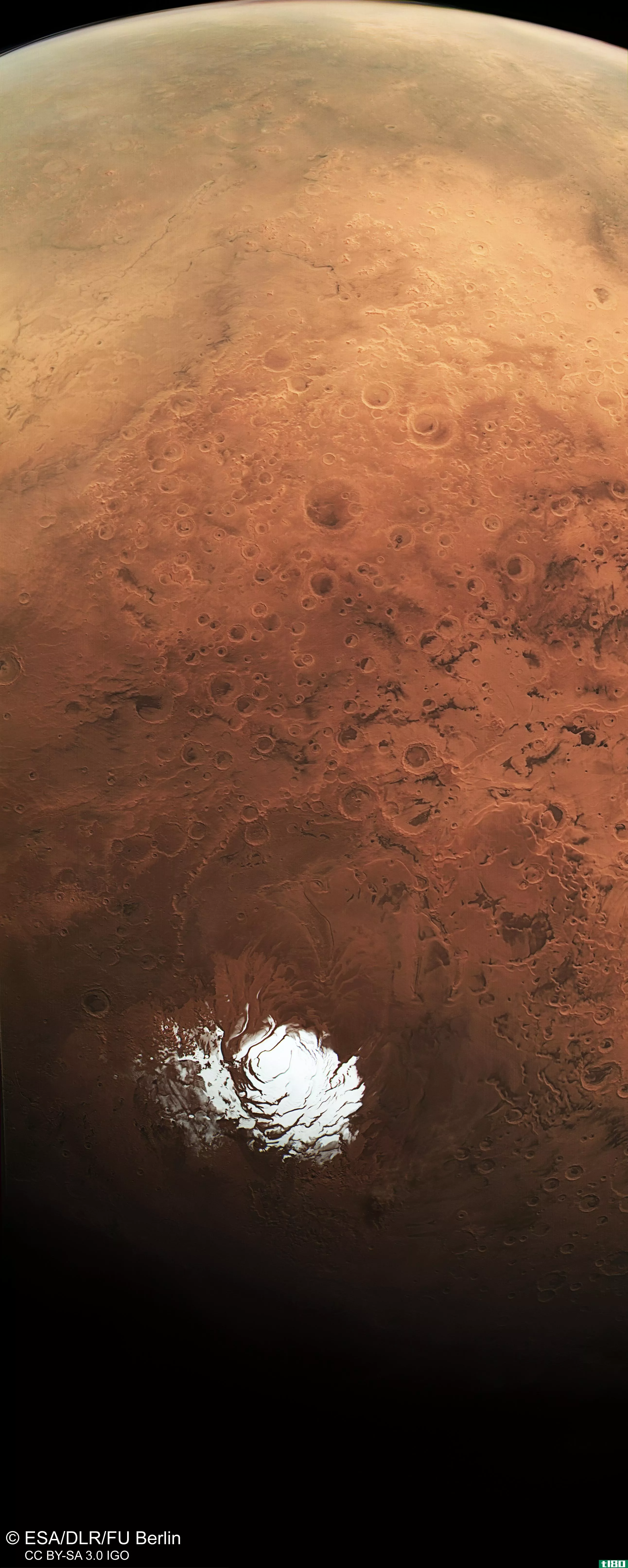 深深地凝视着这个美丽的火星南极夏季全景