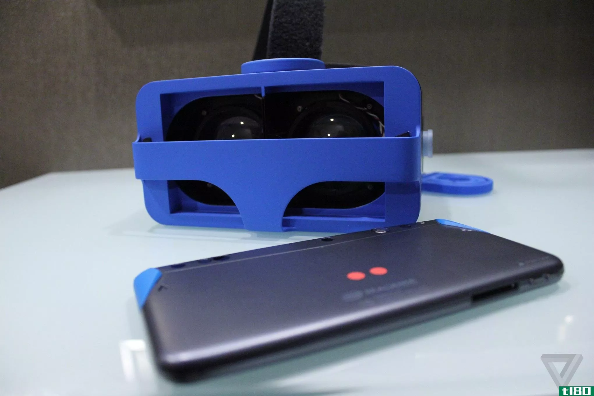 英特尔正在帮助制造一款移动虚拟现实耳机，你可以用它在房间里走动