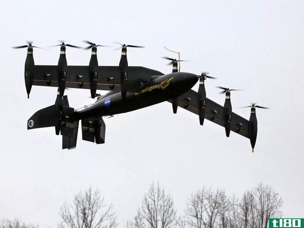 美国航天局的闪电无人机像直升机一样盘旋，像飞机一样飞行